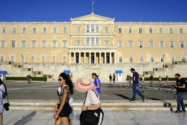 İnsanlar Atina'da sıcak bir gün boyunca Yunan Parlamentosu önünde yürümek, Ağustos Yunanistan 7, 2019