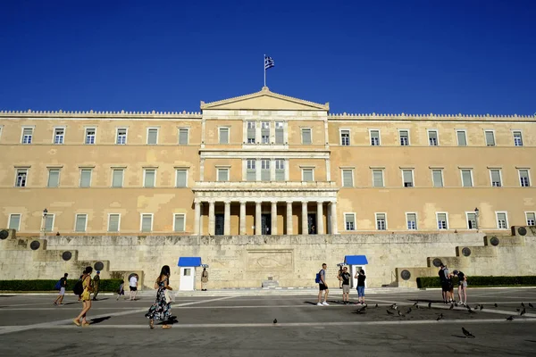 Gente Camina Frente Parlamento Griego Durante Día Caluroso Atenas Grecia — Foto de Stock