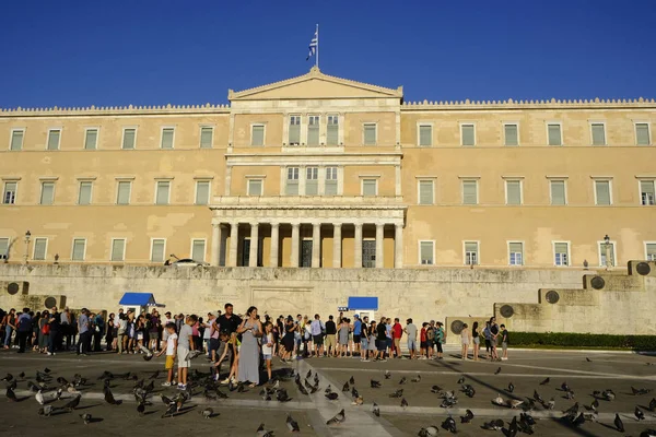 İnsanlar Atina'da sıcak bir gün boyunca Yunan Parlamentosu önünde yürümek, Ağustos Yunanistan 7, 2019