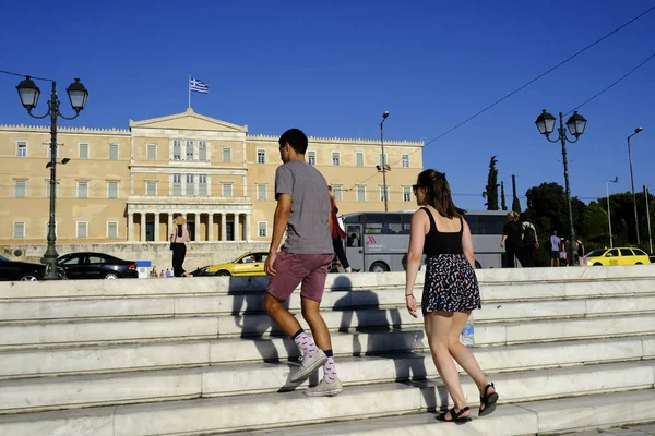İnsanlar Atina'da sıcak bir gün boyunca Yunan Parlamentosu önünde yürümek, Ağustos Yunanistan 7, 2019