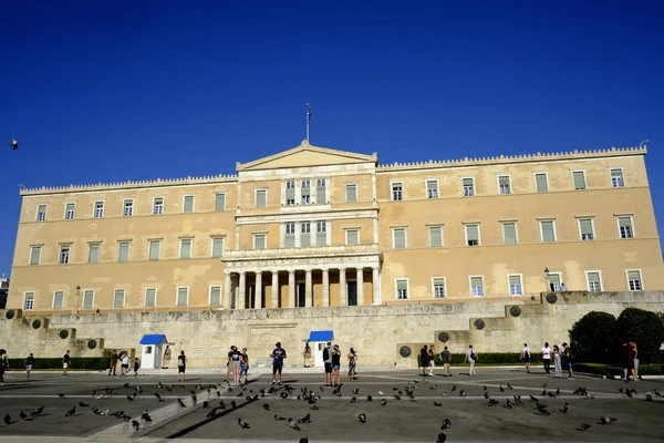 İnsanlar Atina'da sıcak bir gün boyunca Yunan Parlamentosu önünde yürümek, Ağustos Yunanistan 7, 2019