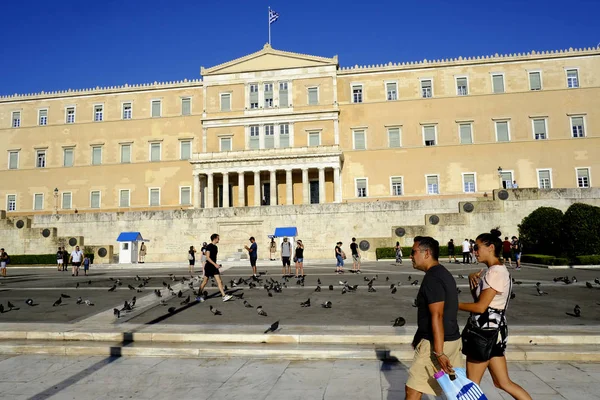 Gente Camina Frente Parlamento Griego Durante Día Caluroso Atenas Grecia — Foto de Stock
