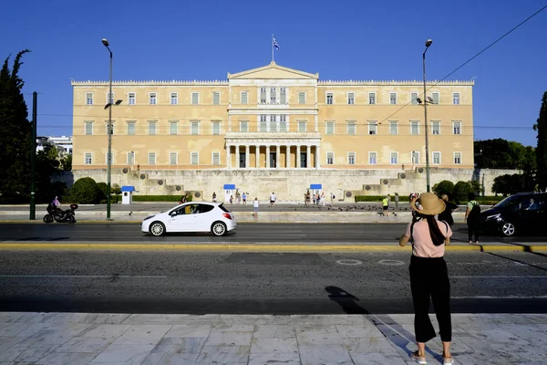 İnsanlar Atina'da sıcak bir gün boyunca Yunan Parlamentosu önünde yürümek, Ağustos Yunanistan 7, 2019