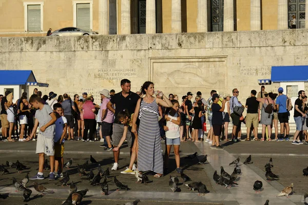 İnsanlar Atina'da sıcak bir gün boyunca Yunan Parlamentosu önünde yürümek, Ağustos Yunanistan 7, 2019