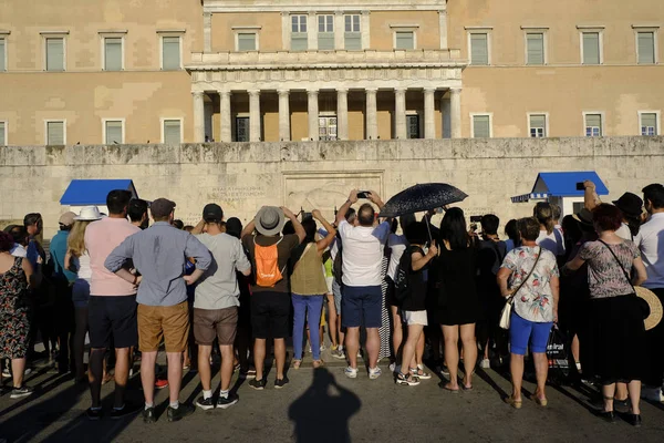 İnsanlar Atina'da sıcak bir gün boyunca Yunan Parlamentosu önünde yürümek, Ağustos Yunanistan 7, 2019