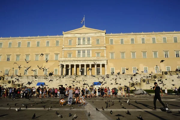 İnsanlar Atina'da sıcak bir gün boyunca Yunan Parlamentosu önünde yürümek, Ağustos Yunanistan 7, 2019