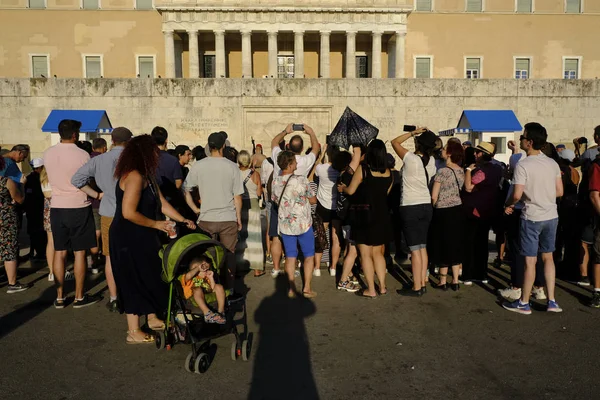 İnsanlar Atina'da sıcak bir gün boyunca Yunan Parlamentosu önünde yürümek, Ağustos Yunanistan 7, 2019