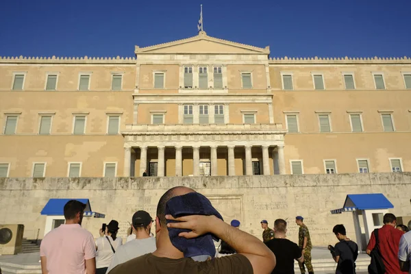 İnsanlar Atina'da sıcak bir gün boyunca Yunan Parlamentosu önünde yürümek, Ağustos Yunanistan 7, 2019