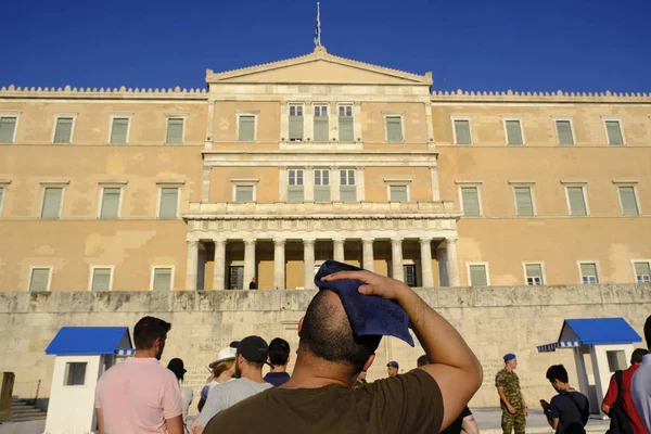 İnsanlar Atina'da sıcak bir gün boyunca Yunan Parlamentosu önünde yürümek, Ağustos Yunanistan 7, 2019