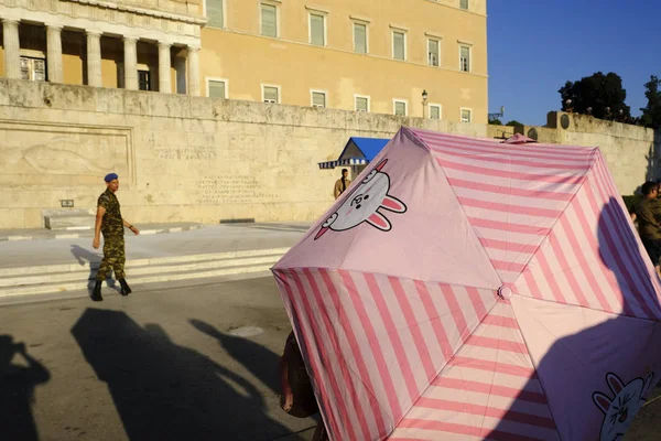 Nsanlar Atina Sıcak Bir Gün Boyunca Yunan Parlamentosu Önünde Yürümek — Stok fotoğraf