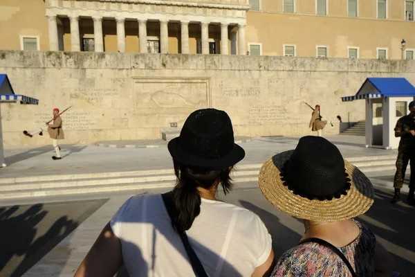 İnsanlar Atina'da sıcak bir gün boyunca Yunan Parlamentosu önünde yürümek, Ağustos Yunanistan 7, 2019