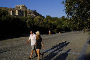İnsanlar Atina'da Akropolis tepede Parthenon önünde yürümek, Yunanistan Ağustos 8, 2019