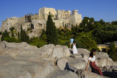 Turistler Atina'daki anıttan fotoğraf çekerken Akropolis tepesini ziyaret ettiler, Yunanistan 9 Ağustos 2019