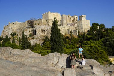 Turistler Atina'daki anıttan fotoğraf çekerken Akropolis tepesini ziyaret ettiler, Yunanistan 9 Ağustos 2019