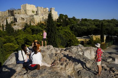 Turistler Atina'daki anıttan fotoğraf çekerken Akropolis tepesini ziyaret ettiler, Yunanistan 9 Ağustos 2019