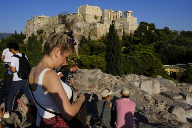 Turistler Atina'daki anıttan fotoğraf çekerken Akropolis tepesini ziyaret ettiler, Yunanistan 9 Ağustos 2019