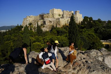Turistler Atina'daki anıttan fotoğraf çekerken Akropolis tepesini ziyaret ettiler, Yunanistan 9 Ağustos 2019