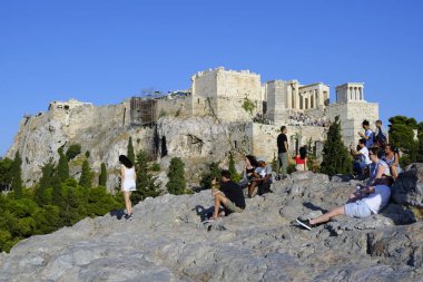 Turistler Atina'daki anıttan fotoğraf çekerken Akropolis tepesini ziyaret ettiler, Yunanistan 9 Ağustos 2019