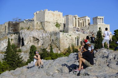 Turistler Atina'daki anıttan fotoğraf çekerken Akropolis tepesini ziyaret ettiler, Yunanistan 9 Ağustos 2019