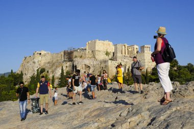 Turistler Atina'daki anıttan fotoğraf çekerken Akropolis tepesini ziyaret ettiler, Yunanistan 9 Ağustos 2019