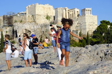 Turistler Atina'daki anıttan fotoğraf çekerken Akropolis tepesini ziyaret ettiler, Yunanistan 9 Ağustos 2019