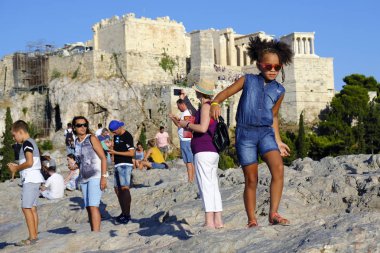 Turistler Atina'daki anıttan fotoğraf çekerken Akropolis tepesini ziyaret ettiler, Yunanistan 9 Ağustos 2019