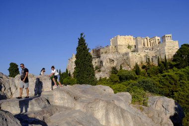Turistler Atina'daki anıttan fotoğraf çekerken Akropolis tepesini ziyaret ettiler, Yunanistan 9 Ağustos 2019