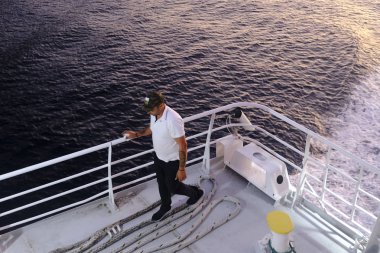 Rıhtım işçileri, yolcu gemisi Yunanistan'daki Sifnos limanına varırken demirleme halatlarını bağladı19 Ağustos 2019