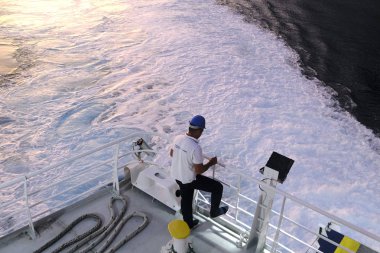 Rıhtım işçileri, yolcu gemisi Yunanistan'daki Sifnos limanına varırken demirleme halatlarını bağladı19 Ağustos 2019