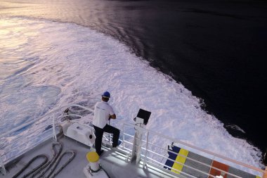 Rıhtım işçileri, yolcu gemisi Yunanistan'daki Sifnos limanına varırken demirleme halatlarını bağladı19 Ağustos 2019