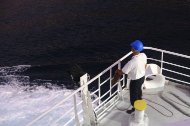 Rıhtım işçileri, yolcu gemisi Yunanistan'daki Sifnos limanına varırken demirleme halatlarını bağladı19 Ağustos 2019