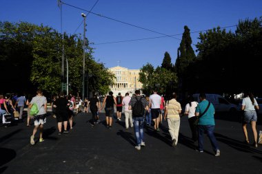 İnsanlar Atina'da sıcak bir gün boyunca Sintagma meydanında yürümek, Yunanistan Ağustos 7, 2019