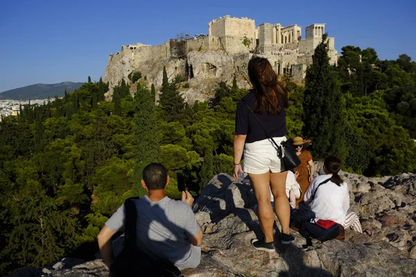 Turister Besöker Akropolis Hill Som Tar Bilder Från Monumentet Aten — Stockfoto