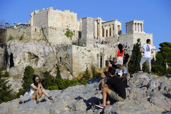 Turistler Atina'daki anıttan fotoğraf çekerken Akropolis tepesini ziyaret ettiler, Yunanistan 9 Ağustos 2019