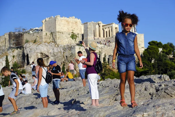 Turistler Atina'daki anıttan fotoğraf çekerken Akropolis tepesini ziyaret ettiler, Yunanistan 9 Ağustos 2019