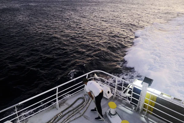 Докеры Завязывают Швартовые Канаты Круизный Корабль Прибывает Порт Сифнос Греции — стоковое фото