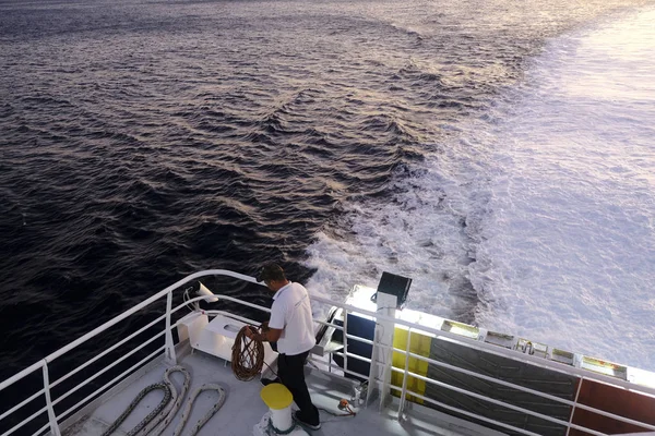 Rıhtım işçileri, yolcu gemisi Yunanistan'daki Sifnos limanına varırken demirleme halatlarını bağladı19 Ağustos 2019