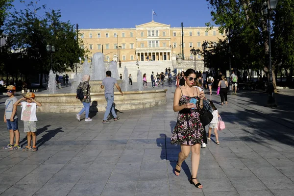 Люди Ходят Площади Синтагма Жаркий День Афинах Греция Августа 2019 — стоковое фото