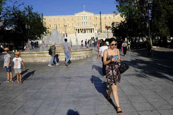 Pessoas Caminham Praça Syntagma Durante Dia Quente Atenas Grécia Agosto — Fotografia de Stock