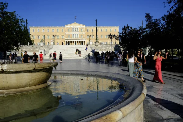 Gente Camina Plaza Syntagma Durante Día Caluroso Atenas Grecia Agosto — Foto de Stock
