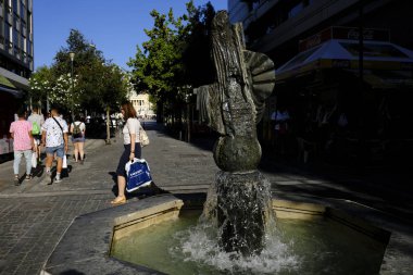Atina'da bir sıcak hava dalgası sırasında insanlar Atina'nın merkezinde sokakta yürümek, Ağustos Yunanistan 7, 2019