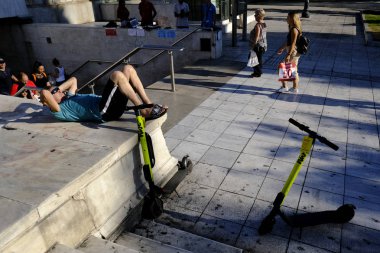 Limebike dockless elektrikli scooter Atina sokakta park, Yunanistan Ağustos 7, 2019.