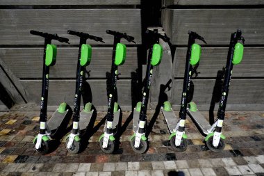 Limebike dockless elektrikli scooter Atina sokakta park, Yunanistan Ağustos'ta 8, 2019.