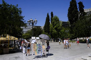 Yayalar Atina'nın merkezindeki sokakta yürüyor, Yunanistan 20 Ağustos 2019