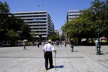 Yayalar Atina'nın merkezindeki sokakta yürüyor, Yunanistan 20 Ağustos 2019