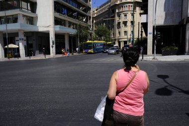 Yayalar Atina'nın merkezindeki sokakta yürüyor, Yunanistan 20 Ağustos 2019