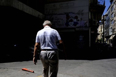 Yayalar Atina'nın merkezindeki sokakta yürüyor, Yunanistan 20 Ağustos 2019