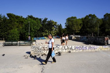 Yayalar Atina'nın merkezindeki sokakta yürüyor, Yunanistan 7 Ağustos 2019