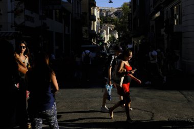 Yayalar Atina'nın merkezindeki sokakta yürüyor, Yunanistan 7 Ağustos 2019