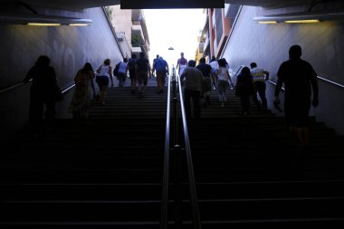 Passngers Atina metro istasyonu içinde merdiven yürüyen merdiven standı, Yunanistan Ağustos'ta 9, 2019